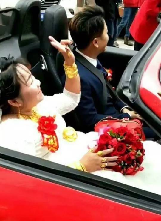 【中国】大富豪の38歳バツイチ女性が23歳イケメンと再婚し、高級車2台と500万元（約8688万）をプレゼント 恋愛/結婚/離婚