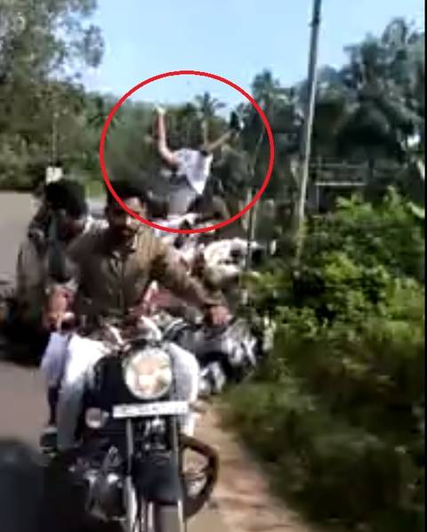 インド バイクの後部席に乗るウエディングドレス姿の花嫁 車に追突され宙を舞う 乗り物系