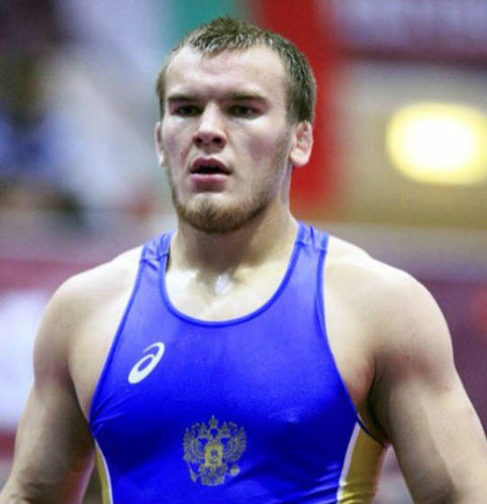ロシアの不良、欧州重量級レスリングチャンピオンを瞬殺  