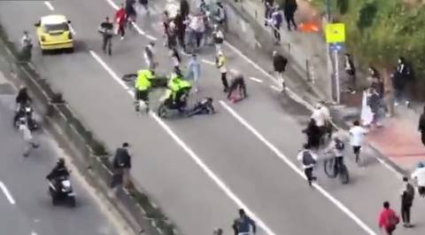 コロンビア スケーター集団 vs 警察官 衝撃系